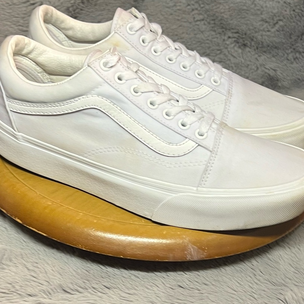 Men’s size 11 VANS Old Skool whites